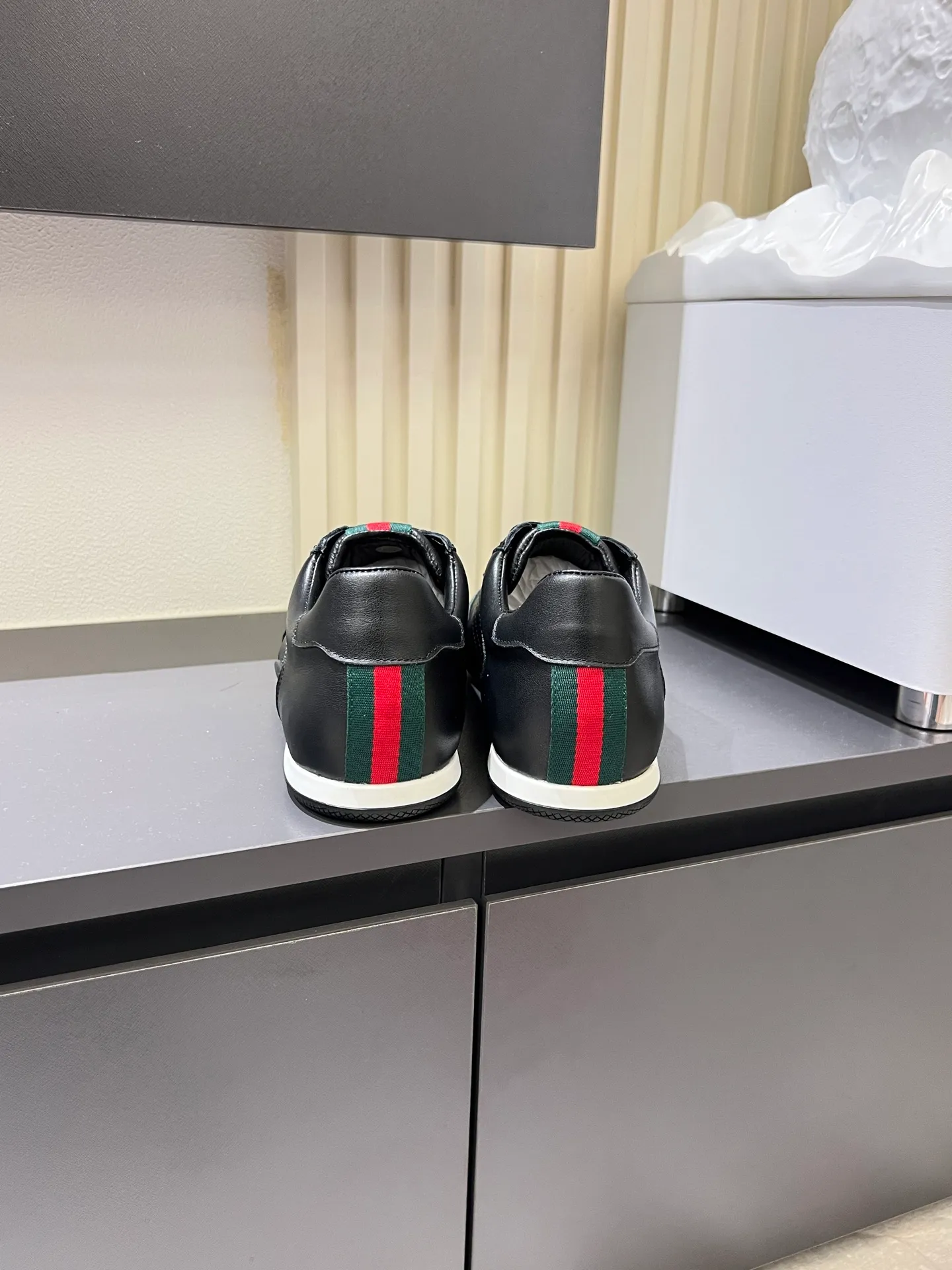 Men's shoes 💰p400 Gucci Shift series sports shoes, featuring lightweight thin sole design, suede + canvas + technical fabric splicing, perfect texture! The tongue and heel have red and green webbing, which is highly recognizable✨. The classic brown + off-white color scheme is retro and modern. The shell-toe shoe shape makes the feet smaller. It is perfect for daily wear or skirts and trousers. The upper fabric + elastic heel is easy to put on and take off, and the wrapping feeling is comfortable. It can be used for commuting and leisure. It has become one of Demna Gvasalia’s hottest items after taking over🔥. size: 38-45!